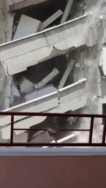 Elazığ’da yıkım makinesinin dokunduğu bina, yerle bir oldu
