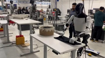 Elon Musk, şirketinin geliştirdiği insansı robotun tişört katladığı anları paylaştı
