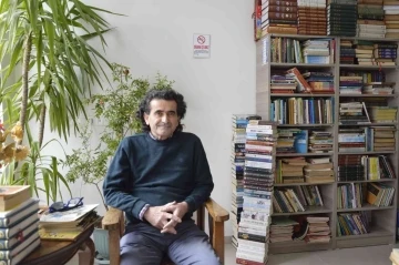 Emekli doktor sahafın bin kitapla başlayan serüveni 15 bin kitaba ulaştı

