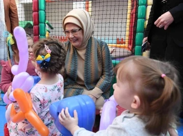 Emine Erdoğan, Ukrayna’dan Türkiye’ye getirilen yetim çocuklarla buluştu
