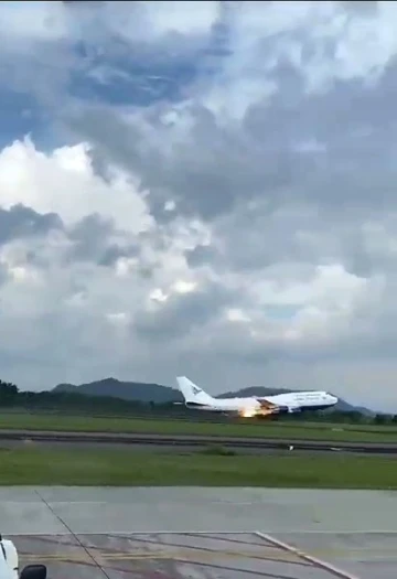 Endonezya’da motoru alev alan yolcu uçağı acil iniş yaptı
