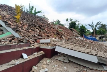 Endonezya’da 5. büyüklüğündeki depremde can kaybı 162!