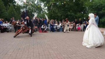Enduro motosiklet tutkunu genç düğününde sahnede şov yaptı

