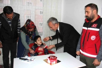 Engelli Muhammed ilk doğum günü pastasını 9 yaşında kesti
