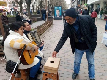 Engelli sokak müzisyenleri ilgi topladı
