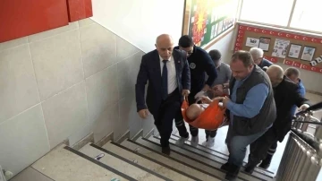 Bursa'da engelli ve yatalak hastalar sedye ile oy kullandı