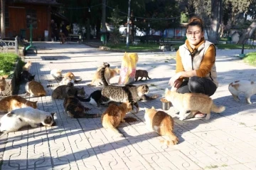 Enkaz kentin Gürcistanlı gelini Sabina, sokak hayvanlarına umut oldu
