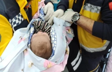 Enkazdan 62’nci saatte  6 aylık bebek kurtarıldı