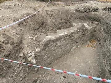Erdek Kyzikos’taki enerji nakil hattı direk yerlerinde arkeolojik kalıntılar çıktı
