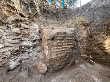Erdek’te bir evin temel kazısında arkeolojik kalıntı çıktı
