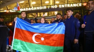 Ermenistan'daki bayrak yakma provokasyonunun ardından Azerbaycanlı halterciler Bakü'ye dön