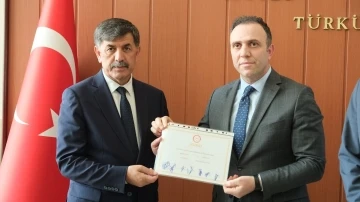 Erzincan Belediye Başkanı Aksun mazbatasını aldı
