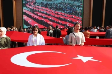 Erzincan’da 500 metre uzunluğundaki Türk bayrağıyla ‘Gençlik Yürüyüşü’ yapıldı
