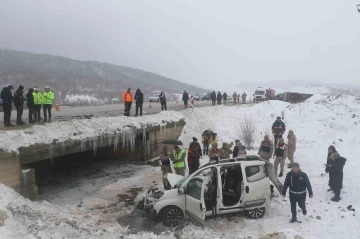 Erzincan’da Fiat marka hafif ticari araç ile midibüs çarpıştı: 1 ölü, 6’ı asker 9 yaralı
