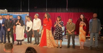 Erzincan’da “İhtiyar Kız” isimli komedi oyunu sahnelendi
