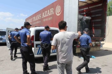 Erzincan’da tırın dorsesinde 70 civarında kaçak göçmen yakalandı
