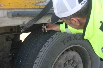 Erzincan’da trafik ekiplerinden zorunlu kış lastiği denetimi
