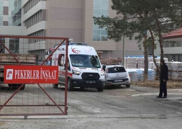 Erzincan’da yapımı devam eden hastane inşaatının 3’ncü katından düşen işçi yaralandı

