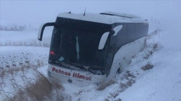 Erzincan'da otobüs kara saplanınca mahsur kalan 41 yolcu kurtarıldı