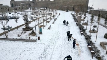 Erzurum Büyükşehir Belediyesi karla mücadeleyi sürdürüyor