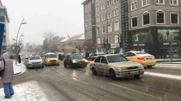 Erzurum’da kar ve tipi etkili oluyor
