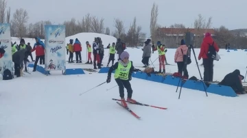 Erzurum’da kayaklı koşu yarışları nefes kesti

