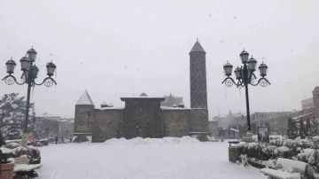 Erzurum’da yoğun kar yağışı etkili oluyor
