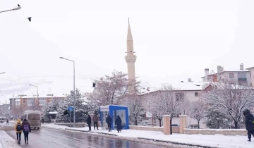 Erzurum güne karla uyandı

