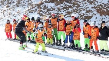 Erzurum'un kırsal mahallelerindeki çocuklar kayakla tanışıyor