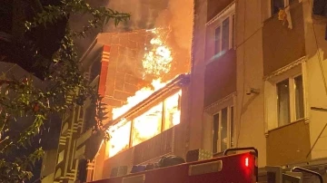 Esenler’de 2 katlı binanın çatı katı alev alev yandı
