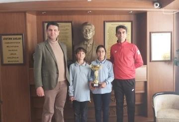 Eskişehir Odunpazarı Ticaret Borsası Ortaokulu ‘Küçük Kız Masa Tenisi’ turnuvasında birinci oldu
