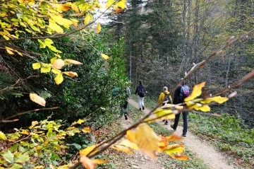 Eskişehirli yürüyüşçüler eşsiz doğada yürüyüp sonbahar fotoğrafları çektiler
