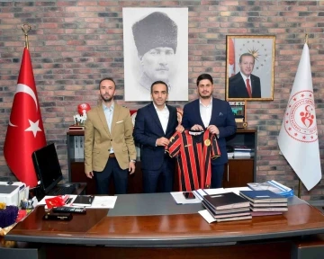 Eskişehirspor yöneticileri Eskişehir Gençlik ve Spor Müdürü Osman Ercan’ı ziyaret etti
