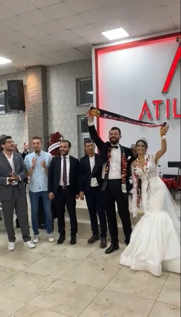 Eskişehirsporlu çift marşlarla düğün salonunu tribüne çevirdi
