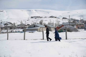 Evde Sağlık Birimi ekipleri karla kaplı köylere giderek hastaları tedavi ediyor
