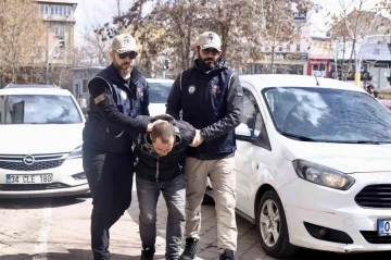 Eylem yapmak üzere Türkiye’ye gelen ve yakalanan terörist adliyeye sevk edildi
