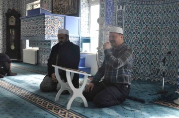 Ezan yarışmasında birinci olan imam güzel sesiyle mahalleliyi namaza teşvik ediyor
