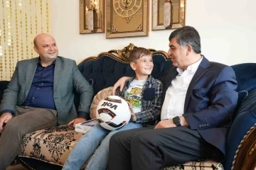 Fadıloğlu’ndan Ali Kaan’a tablet ve futbol topu
