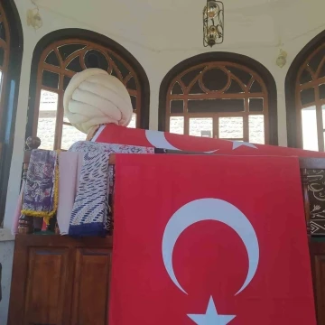 Fatih’in komutanlarından Zağnos Paşa’nın türbesi bayraklarla donatıldı
