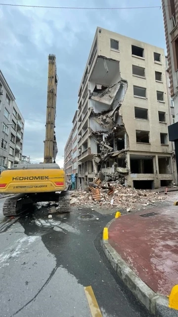 Fatih’te bina yıkımında tedbir almayan müteahhitte cezai işlem
