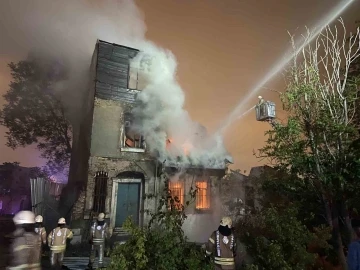 Fatih’te evsizlerin yaşadığı 2 katlı metruk binada yangın

