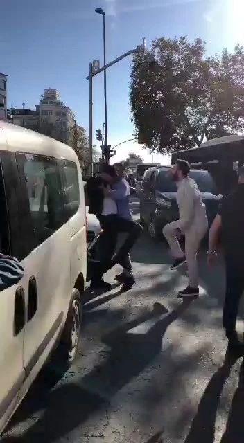 Fatih’te taksici ve yolcu arasında tekmeli yumruklu kavga kameraya yansıdı
