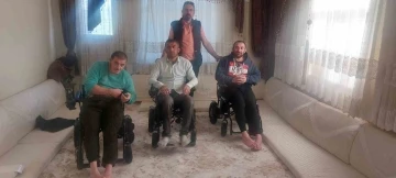 Felçli üç kardeş, akülü sandalyelerine kavuştu
