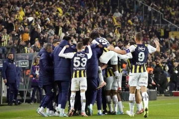 Fenerbahçe, 4 golle liderliğini sürdürdü

