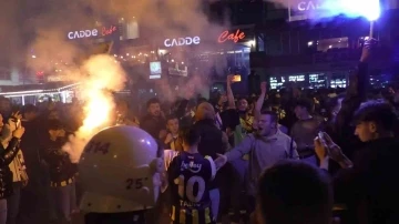 Fenerbahçe taraftarı galibiyeti kutladı

