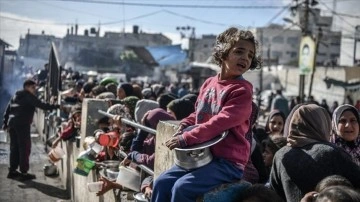Filistin Kızılayı: Gazze Şeridi'nin kuzeyinde 800 bin Filistinli temel ihtiyaçlardan yoksun