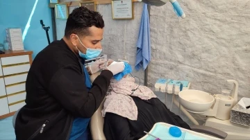 Filistinli diş hekimi hastaları çadırda tedavi ediyor
