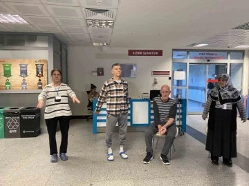 Fizik tedavi hastaları hastane koridorunda “Tai chi” yaptı
