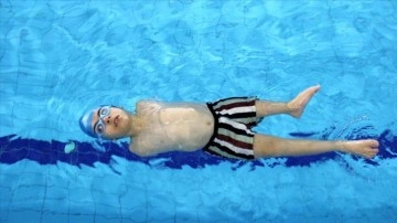 Fizyoterapisti sayesinde yüzmeyle tanışan engelli İbrahim ilk şampiyonasında 8 madalya topladı