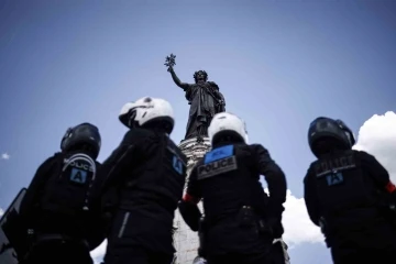 Fransa’da 5 polis bir protestocunun ölümü nedeniyle gözaltına alındı